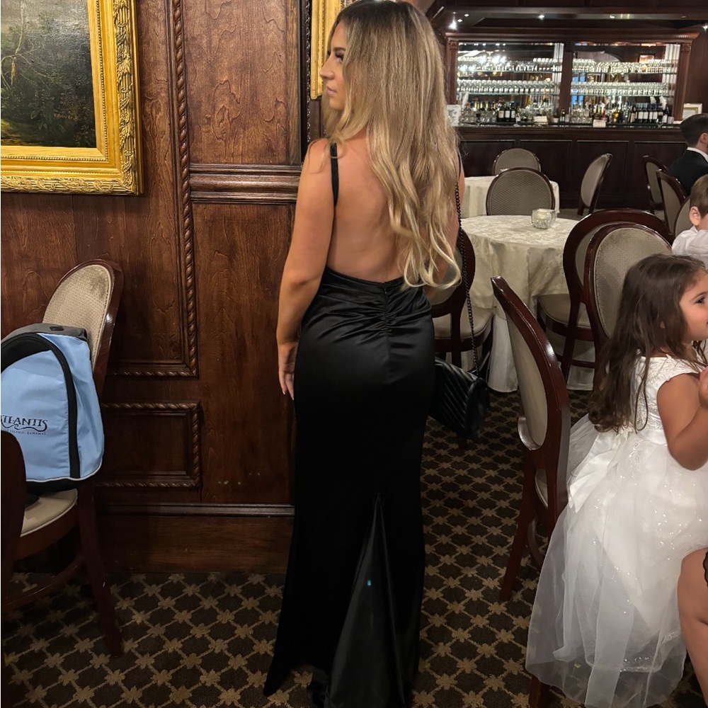 Backless dress - Picture 2 of 4